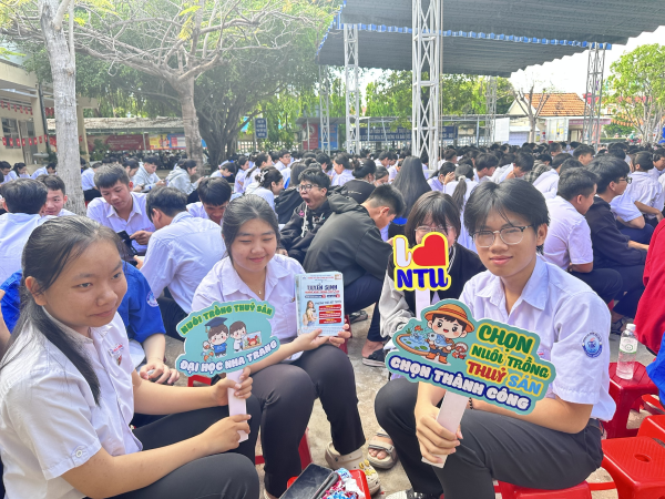 LAN TỎA KHÁT VỌNG NGÀNH NGHỀ THỦY SẢN ĐẾN HỌC SINH THPT VẠN NINH